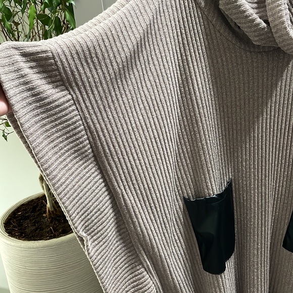 Women’s oversized turtleneck sweater with black leather pockets - Picture 2 of 6